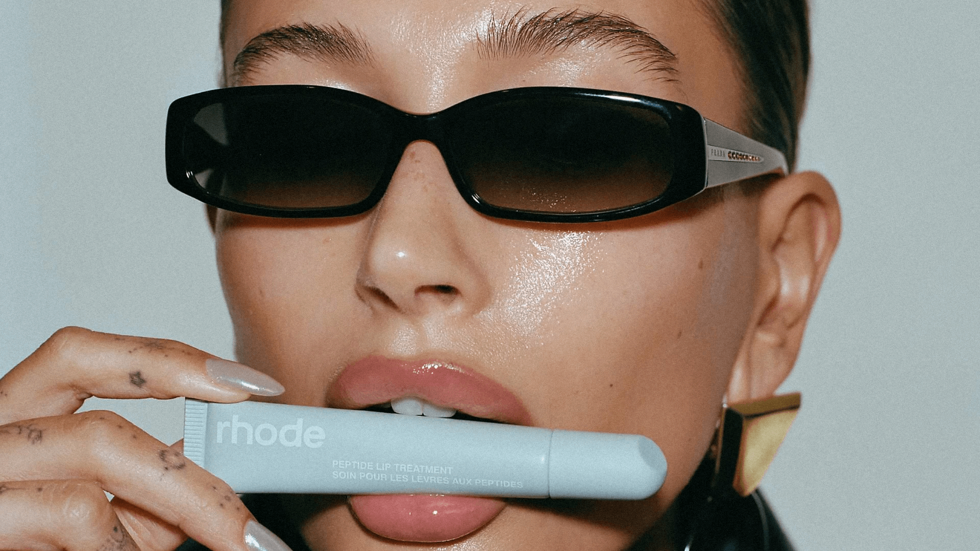 Hailey Bieber e o sucesso bilionário da Rhode