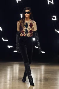 Mulher alta, no desfile em Nova York Fashion Week Outono/Inverno 2027: