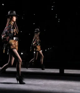 Yves Saint Laurent no topo do desejo global: o valor da identidade no pós crise